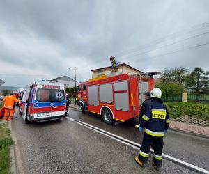 Czołowe zderzenie w Dąbrowie. Wśród poszkodowanych trójka dzieci, trwa walka o życie