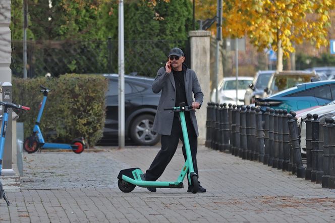 Krzysztof Ibisz z rodziną na spacerze