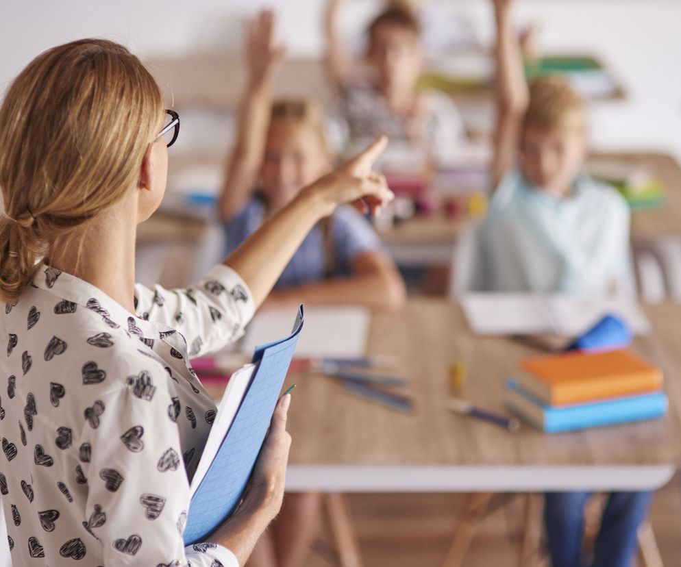 Pięć nietypowych prezentów na Dzień Nauczyciela. AI podpowiada, co warto kupić profesorowi