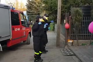 Strażacy z Małopolski tańczą Kaczuszki i rozweselają dzieci zamknięte w domach [WIDEO]