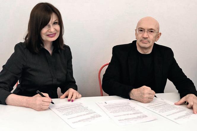 Podpisanie umowy w sprawie digitalizacji - Redaktor Naczelna A-m Ewa P. Porębska i Bolesław Stelmach, dyrektor Narodowego Instytutu Architektury i Urbanistyki