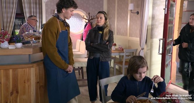 Na Wspólnej odc. 4010. Kasia (Julia Chatys), Leon Juszczyk (Borys Otawa)