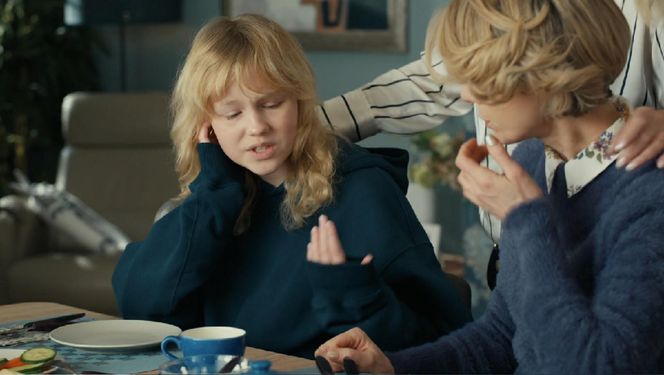 Barwy szczęścia, odcinek 3190. Emilka (Jessica Frankiewicz), Małgorzata (Adrianna Biedrzyńska), Malwina (Joanna Gleń)