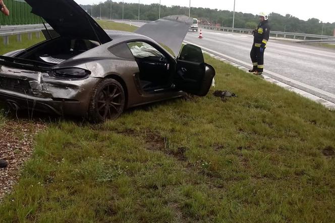 Piękne Porsche Uderzyło W Bariery! Niebezpieczny Wypadek Koło Kościana [ Zdjęcia] - Poznań, Super Express