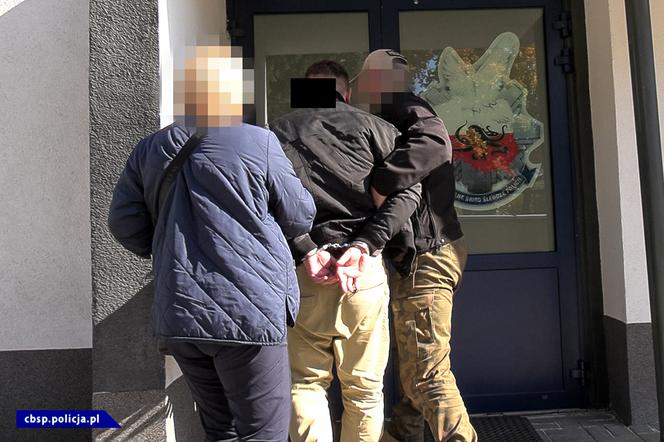 "Paszporty Covidowe" sprzedawali już za 1 tys. złotych. Gang rozbity [ZDJĘCIA]
