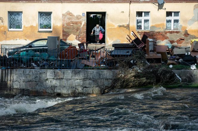 Sprzątanie po powodzi w miejscowości Lądek-Zdrój