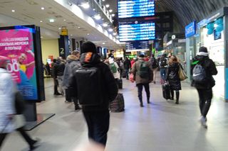 Tłumy ludzi na Dworcu Głównym w Poznaniu