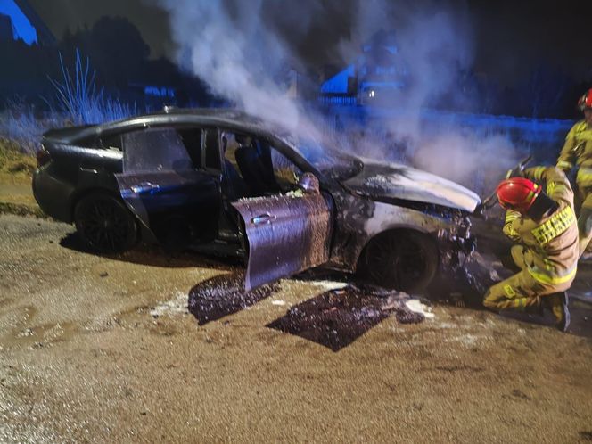 Nocny pożar BMW w Starachowicach