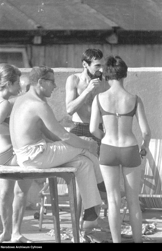 QUIZ PRL. Seksbomby znad Bałtyku. W czym opalały się nasze matki i babki? 15 pytań o plażowanie w stylu PRL