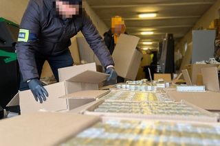 Policjanci przechwycili niemal 1,8 mln nielegalnych papierosów. Zatrzymano trzy osoby