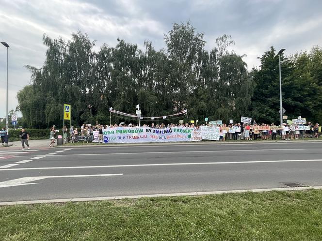 Protest mieszkańców przeciwko wycince drzew pod budowę linii tramwajowej do Mistrzejowic.
