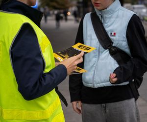 Mundurowi rozdają ulotki w ramach akcji Warszawa chroni. Radni są oburzeni