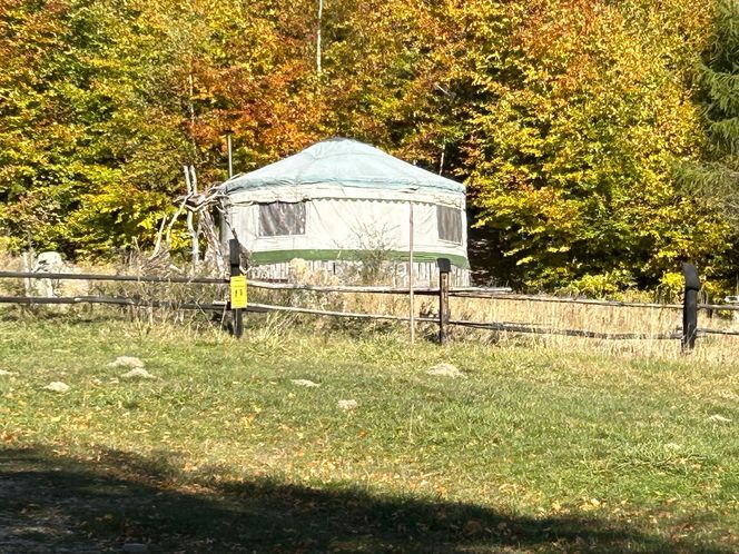 Małopolskie pasmo górskie zachwyca jesiennym pięknem. Ukryta perełka z widokiem na tatry 