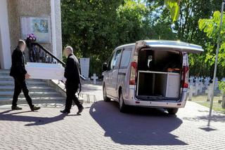 Rodzina i znajomi pożegnali Babcię i wnuczkę podczas skromnej ceremonii