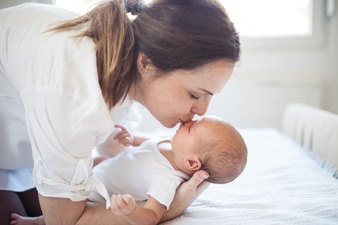 Całowanie noworodka w usta – nigdy tego nie rób i nie pozwalaj rodzinie!