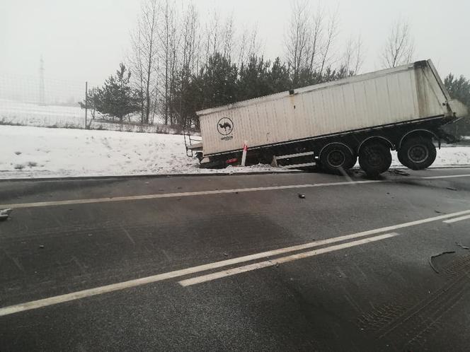 Święta Woda. Tragiczny wypadek na DK 19. Zderzenie busa, TIR-a i audi. Kierowca busa nie żyje
