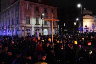 Warszawa stanie. Poważne utrudnienia na wielu ulicach. Wierni wyjdą z krzyżami na ulice