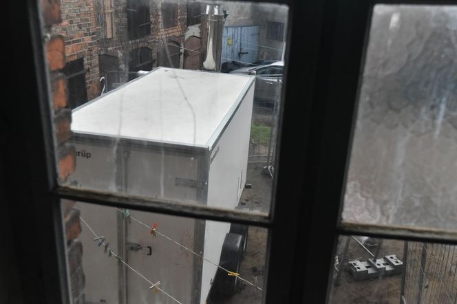 Marzną w swoich domach! Zlikwidowano im piece i nie podłączono do sieci ciepłowniczej!