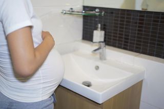 Wydzielina w ciąży. Kiedy to normalny objaw, a kiedy sygnał alarmowy?