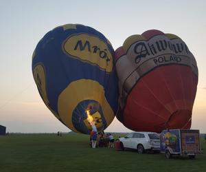 ​Nocny pokaz balonów na lotnisku w Lesznie. Wiatr był za mocny