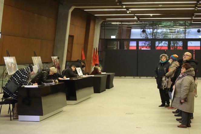 Księga kondolencyjna w Europejskim Centrum Solidarności będzie wystawiona tak długo, dopóki będzie takie zapotrzebowanie.