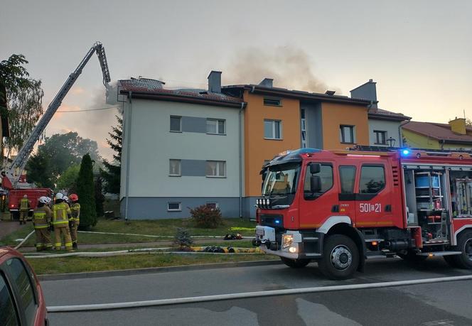 Najpewniej to on podpalił blok, potem czekał na strażaków z nożem. Padły strzały, a na miejscu lądował helikopter 