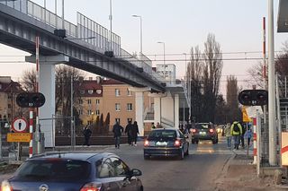  Takiego absurdu w Warszawie już dawno nie było. Mieszkańcy Pragi załamani po budowie kładki nad torami