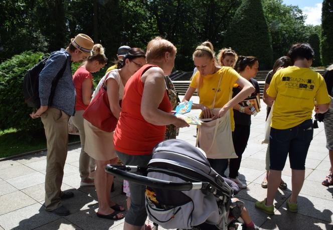 Plenerowa akcja Książnicy Podlaskiej. Rozdali białostoczanom 100 książek [ZDJĘCIA]
