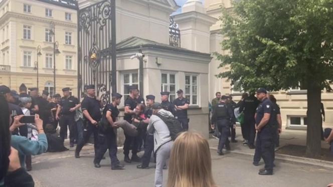 Rektor UW wezwał policję. Mundurowi wynieśli protestujących studentów