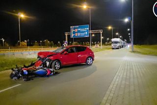 Czołowe zderzenie motocyklisty i osobówki. Ranny mężczyzna w szpitalu