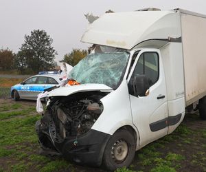Bus wbił się w tył przyczepy traktora! O krok od tragedii na DK 62