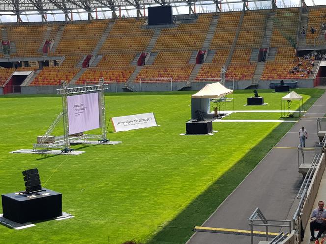 Kongres Świadków Jehowy w Białymstoku. Na stadionie miejskim tysiące uczestników [ZDJĘCIA]