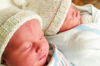 Poród bliźniaków – jak przebiega poród drogami natury?