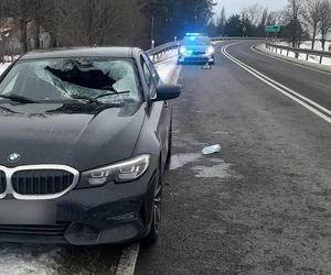 Kierowca auta został raniony bryłą lodu, która spadła z naczepy innego pojazdu