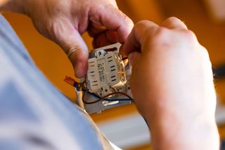 Ile bierze elektryk? Cennik usług elektrycznych 2025