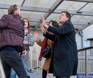 Na Wspólnej odc. 3997. Klaudia (Justyna Karłowska), Michał (Robert Kudelski), kobieta (Adrianna Kućmierz)