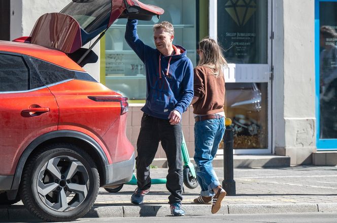 Damięcki i Schejbal wiją wspólne gniazdko? Noszą ciężkie kartony