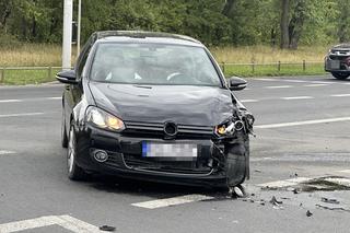 Rąbnął w auto, jego motocykl pękł na pół. Motocyklista w szpitalu
