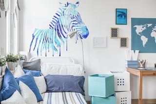 Niebieska zebra na białej ścianie