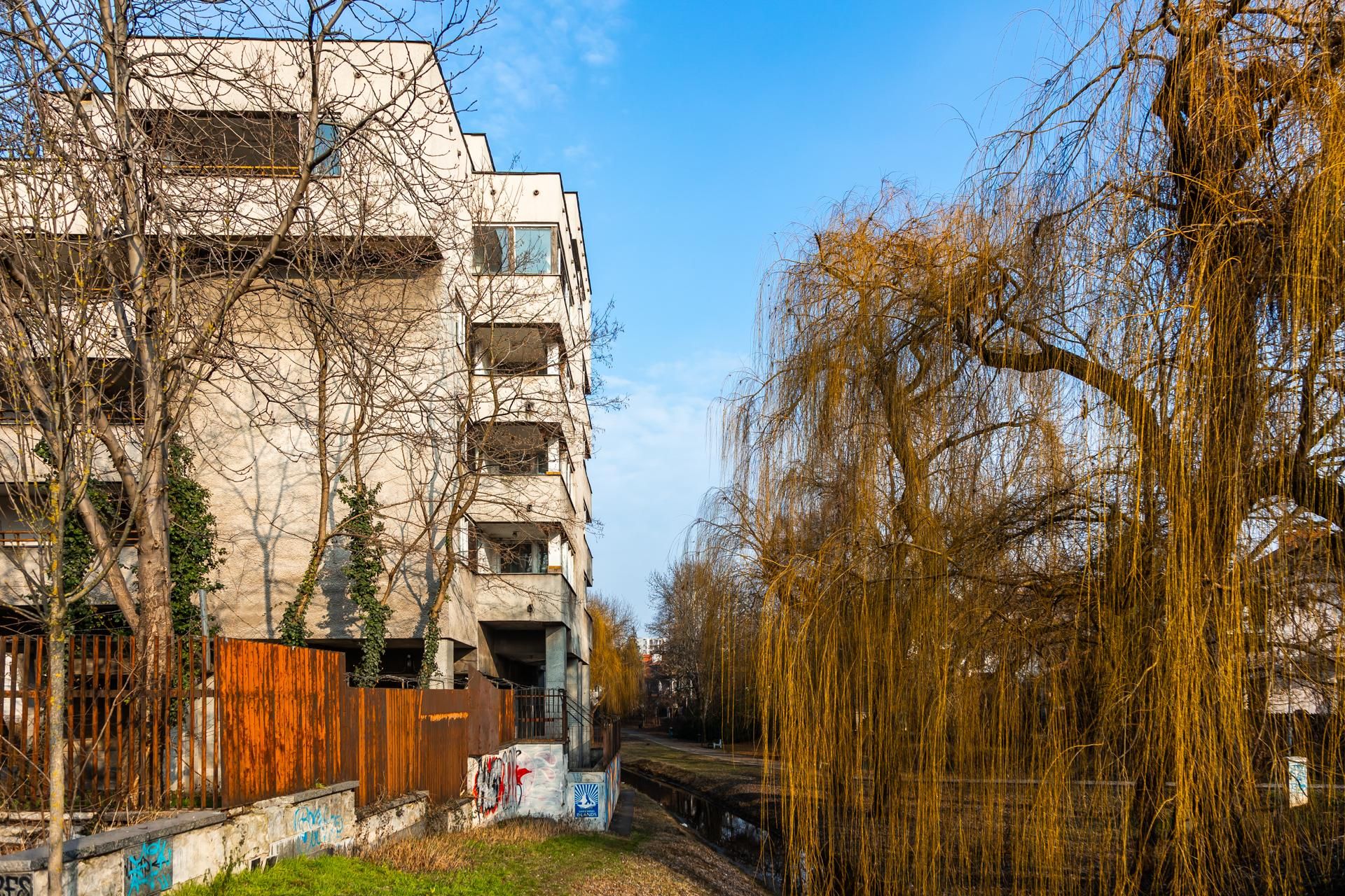 Szpiegowo, blok na Sobieskiego 100 w Warszawie