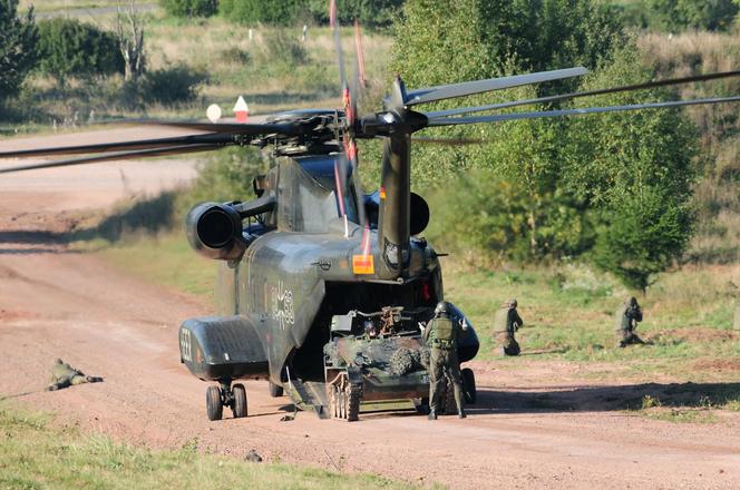 Niemiecki "mini czołg" Wiesel opuszcza pokład śmigłowca CH-53