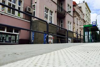 Poznań: Absurdalne barierki na przystanku przy Zwierzynieckiej! [AUDIO, ZDJĘCIA] Oddzielają chodnik … od chodnika!