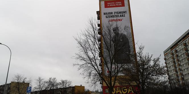 Białystok. Na wieżowcach wiszą billboardy upamiętniające "Łupaszkę"