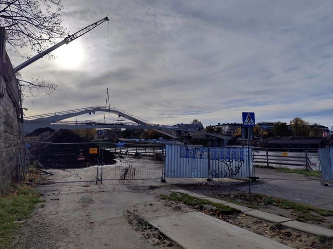 Kładka nad Wisłą nabiera kształtu! Zobacz, jak wygląda wielki sinus na nowej przeprawie