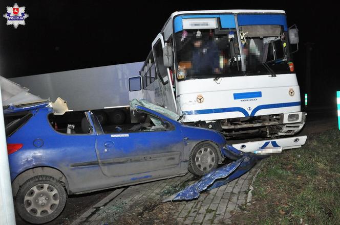 MAKABRYCZNY wypadek w Sobieszynie. Autobus ZMIAŻDŻYŁ osobówkę