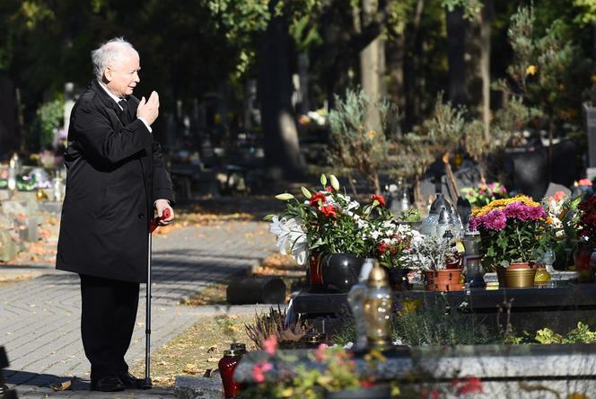 Limuzyną na grób matki. Jarosław Kaczyński 