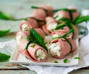 Roladki tatarskie. Błyskawiczna i lekka przekąska, którą oczarujesz gości