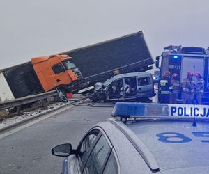 Wypadek w Kołbieli. Tir roztrzaskał osobówkę. Nie żyje jedna osoba