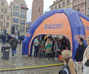 Gorąco przed finałem Ligii Konferencji we Wrocławiu. Tysiące kibiców na Rynku 