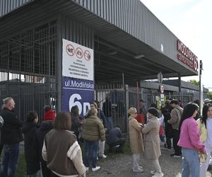 Komornicy na Modlińskiej. Nerwowe starcie przy hali na Białołęce. Ostry konflikt kupców z zarządcą hali